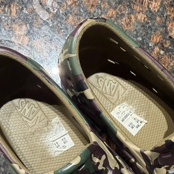 Vans Kids Camo Slip-On Shoes - Picture 3 of 5